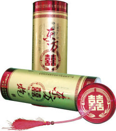 Выбивая пробки вина печати чонсервные банкы картона крышки олова бумажной упаковывая